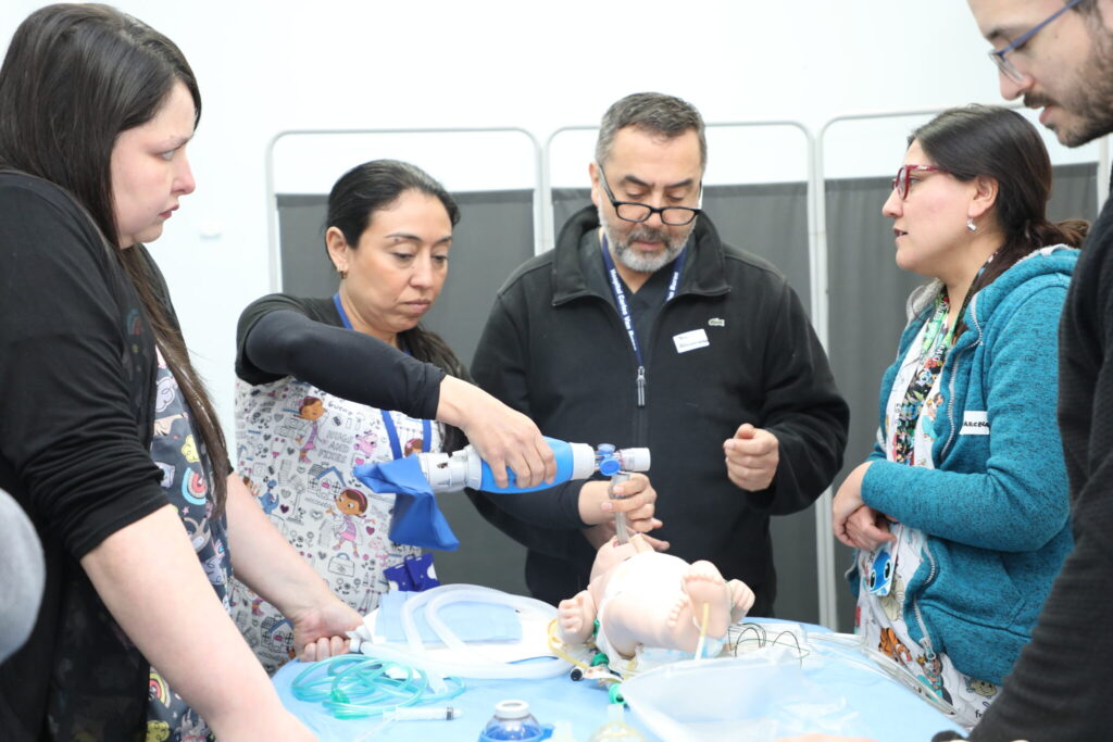 Equipo de neonatología de la V región practica reanimación neonatal avanzada en maniquí durante capacitación.