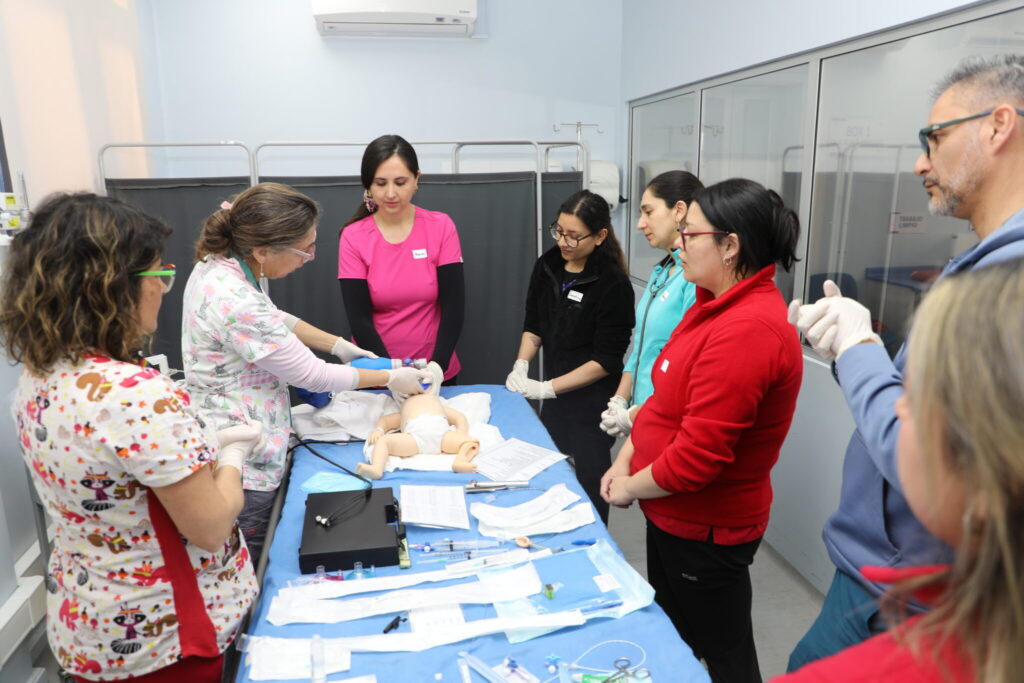 Capacitación de reanimación neonatal avanzada. Personal de neonatología practica con simulador de recién nacido.