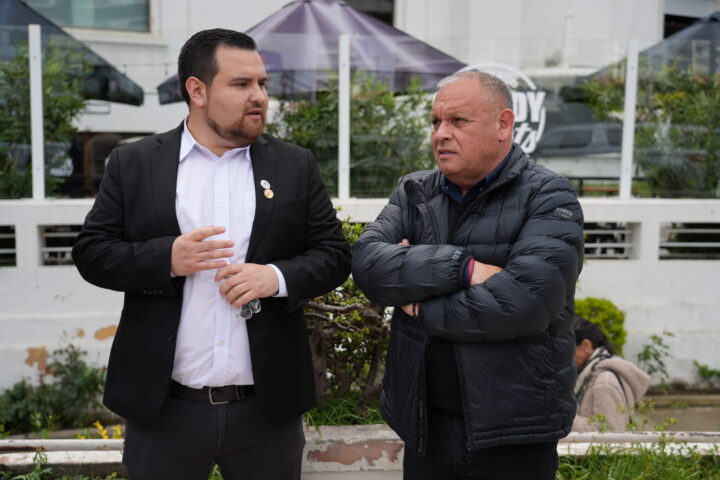 Diego Valerio (FENASICAJH Chile) y Gobernador Mundaca conversan sobre continuidad laboral en Casino Viña del Mar.