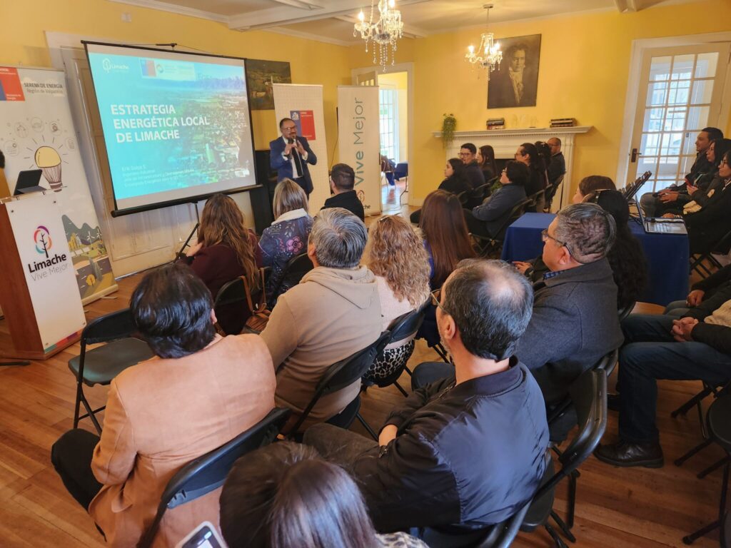 Erik Solas presenta la Estrategia Energética Local de Limache en Casa Eastman. Ciudadanos y autoridades participan.