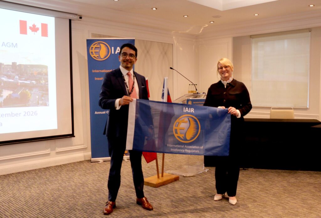 Representantes traspasan bandera IAIR en Conferencia Mundial de Insolvencia en Chile. Próxima sede: Canadá 2026.