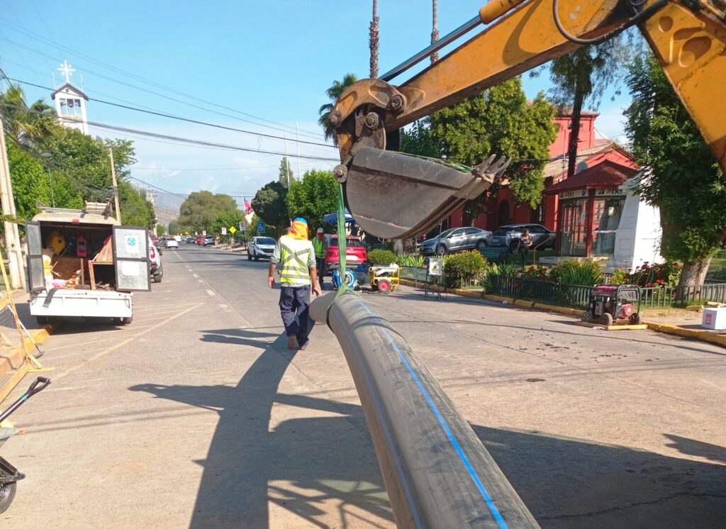 Excavadora de Esval instala tubería para renovación de redes de agua potable en calle de Cabildo. Obras en progreso.