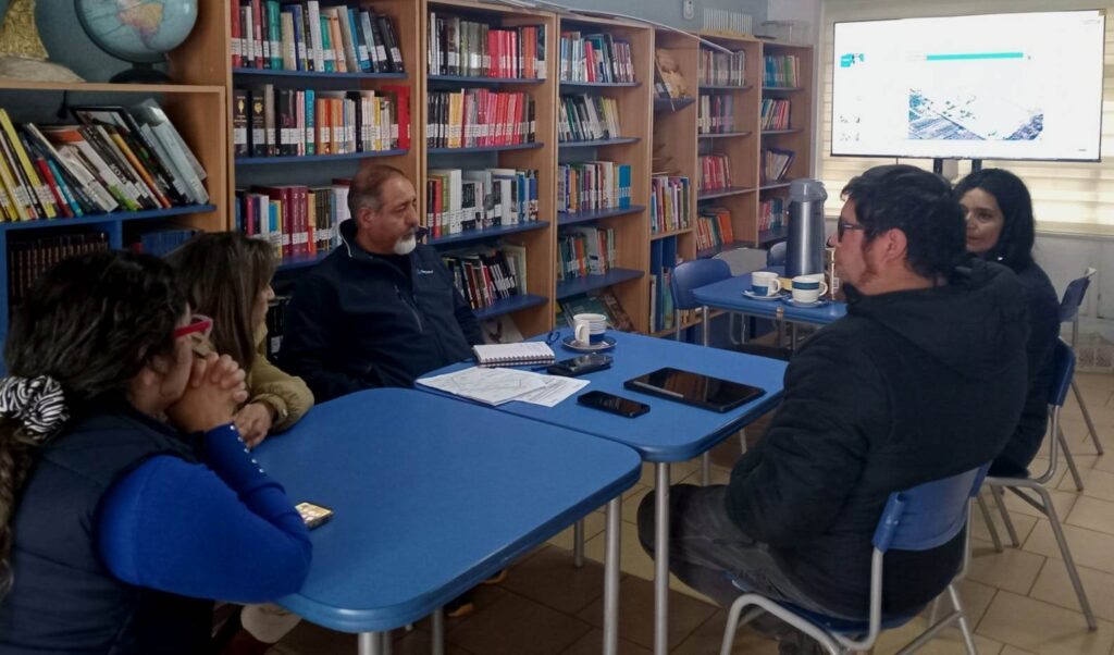 Reunión de Esval en Cabildo. Se presenta proyecto de renovación de redes de agua potable para 300 hogares.