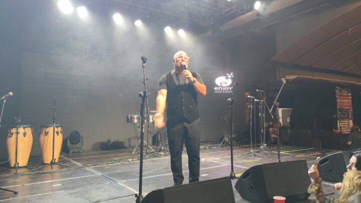 Óscar, animador de Enjoy, anuncia en el escenario de la Gran Fonda de Viña del Mar que Sonora Dinamita no llegó.