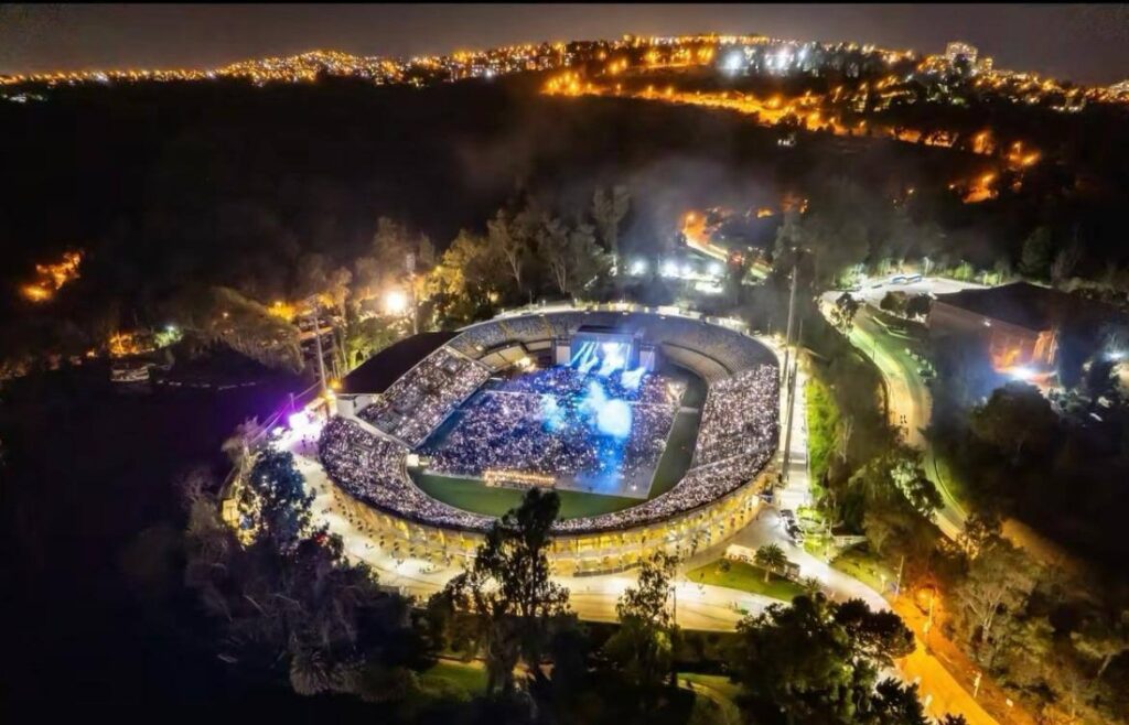 Estadio Sausalito, Viña del Mar, en concierto nocturno. Multitud vibrante bajo luces de escenario. Futura sede de Chayanne 2026.