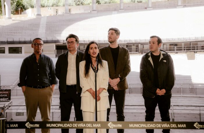 Alcaldesa Ripamonti y directores del Festival de Viña presentan nuevas butacas y baños en Quinta Vergara.