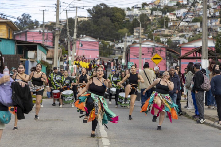 Comparsa del Carnaval Mil Tambores en Valparaíso. Bailarines con tambores y faldas coloridas en calles porteñas.