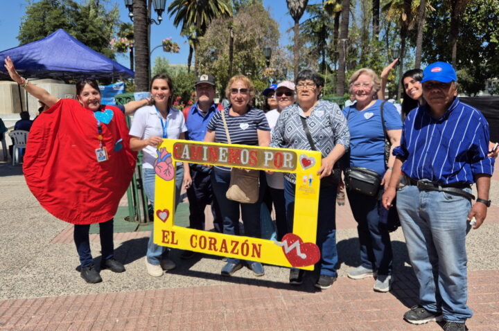 Participantes de la Caminata 4K en Quillota con marco "Caminemos por el corazón". Promoción de salud cardiovascular y autocuidado.