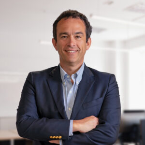 Retrato de Felipe Barros, gerente general de Ecológica, con una sonrisa y brazos cruzados en un entorno de oficina.