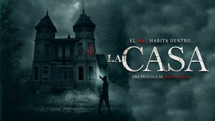 Póster de la película de horror 'La Casa', dirigida por Jorge Olguín, mostrando una mansión oscura y sombria con un hombre en primer plano sosteniendo una linterna.