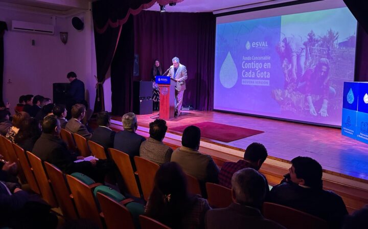 Alejandro Romero de Esval presenta el 9° Fondo Concursable "Contigo en Cada Gota" a audiencia. Proyectos hídricos y comunitarios.