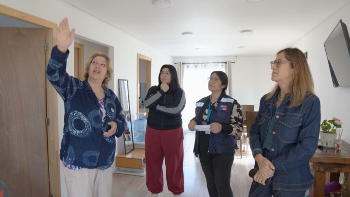 Verificación en terreno por parte de las autoridades al interior de una vivienda en proceso de reconstrucción, una de las cuatro personas muestra y explica algo.