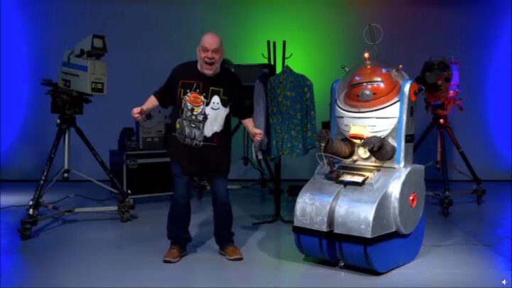 Roberto Nicolini y el robot Tongas en el set de UCV TV, celebrando el regreso de Pipiripao.