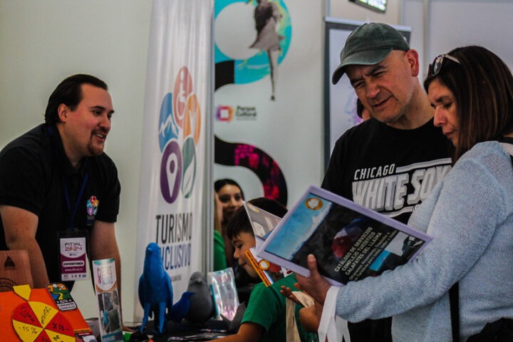 Expositor FITVAL y visitantes en stand de turismo. FITVAL 2026 anuncia fechas y 15% descuento en stands para Valparaíso Región.