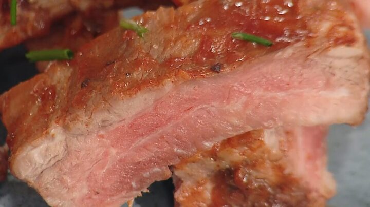 Costilla de cerdo cruda de White Latina en "El Internado" de Mega. Interior rosado, un peligro para la salud.