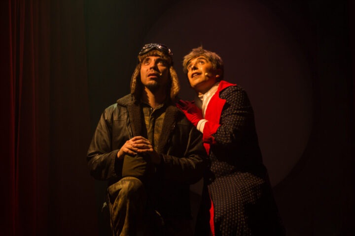 El Principito y el aviador de "El Principito, una aventura teatral" miran el cielo en escena. Valparaíso.