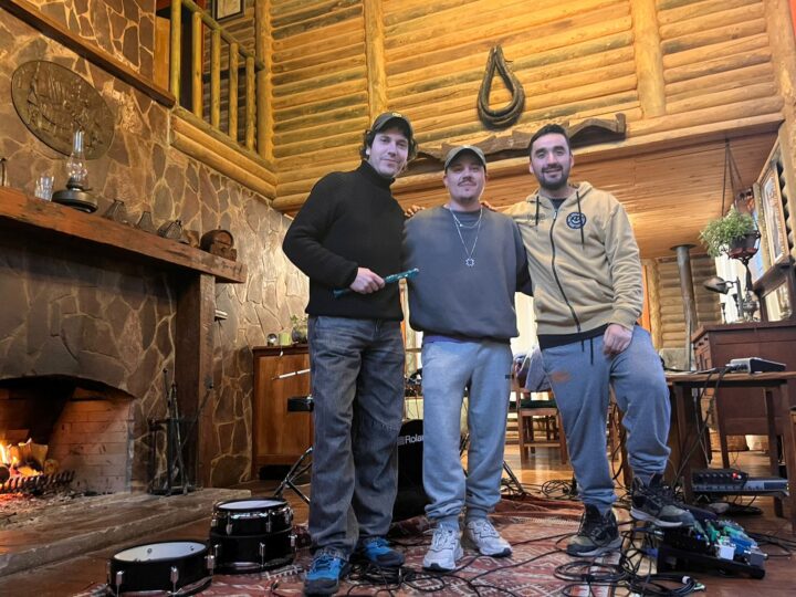 El trío LunesLibre (Ricardo, Felo, Mauricio) posa en la cabaña El Tío John, donde grabaron su nuevo EP "La Cabaña".