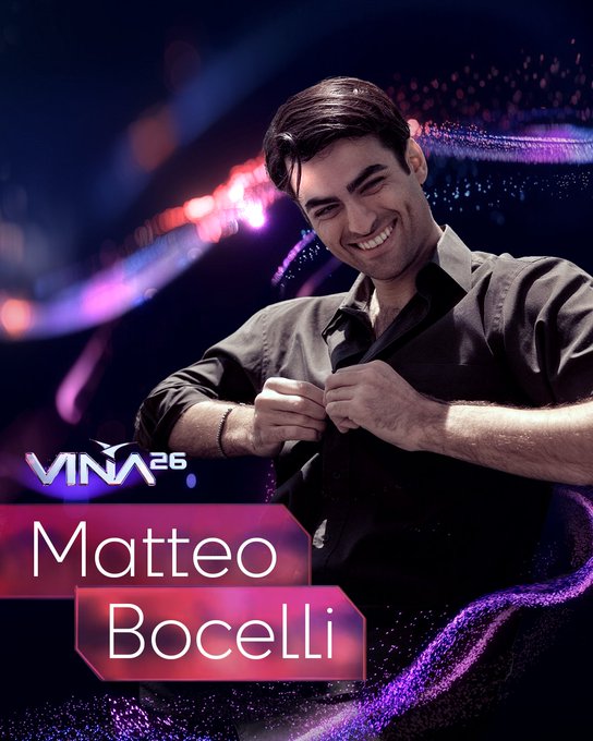 Matteo Bocelli sonriente, artista y jurado confirmado para #Viña2026. Fondo oscuro con luces de colores.