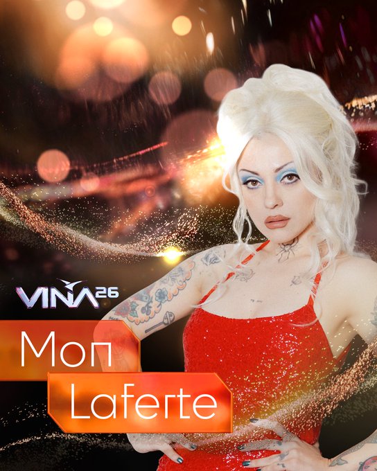 Mon Laferte, artista confirmada para Viña 2026. Rubia, vestido rojo brillante, fondo festivo con luces.