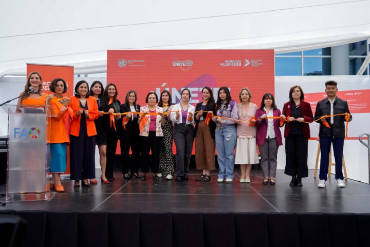 Representantes de ONU Mujeres Chile y aliados sostienen cinta naranja, simbolizando el compromiso de la Red Naranja contra la violencia digital.
