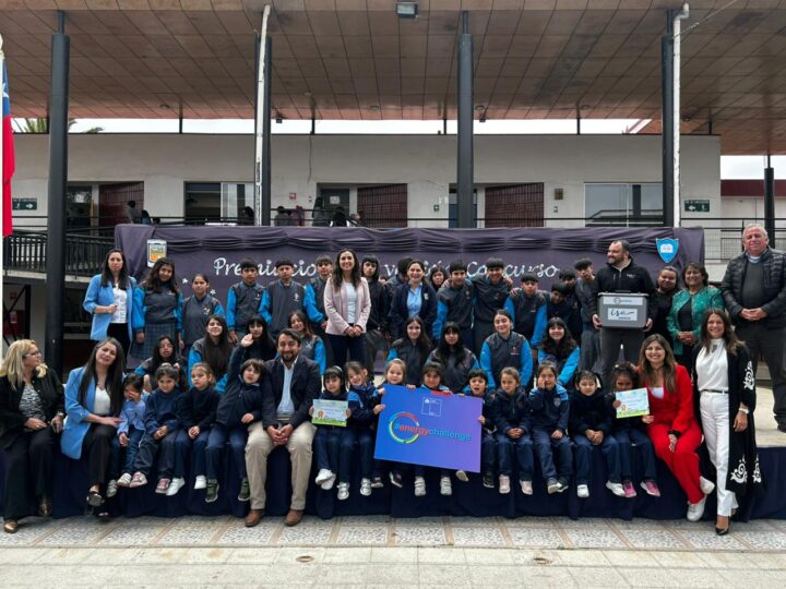 Estudiantes y autoridades de la Escuela Ulda Aracena González de Nogales celebran el Energy Challenge Valparaíso 2025 con kits fotovoltaicos.