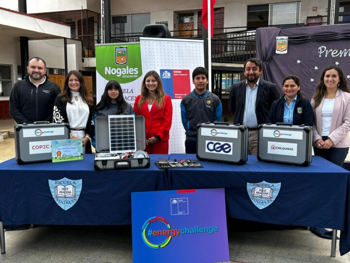 Escuela Ulda Aracena de Nogales gana Energy Challenge 2025. Recibe kits fotovoltaicos con Seremis y alcaldesa.