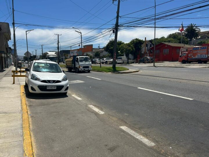 Avenida Chile, Llolleo, San Antonio. Calle y acera renovadas tras obras sanitarias de Esval, beneficiando 4.000 hogares.
